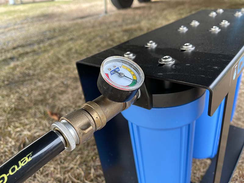 In-line water pressure regulator with gauge